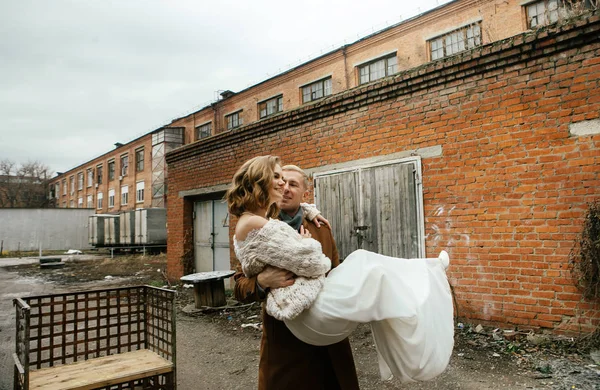 Groom Holding Young Bride Outdoors — Stock Photo, Image