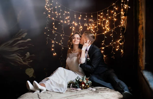 Braut Und Bräutigam Hochzeitstag Küssen Sich — Stockfoto