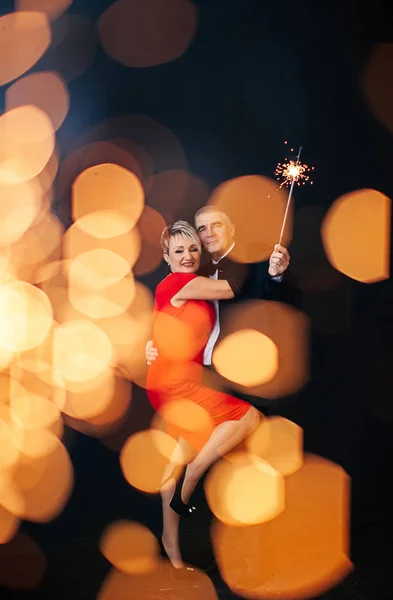 Casal Sênior Bonito Com Sparklers — Fotografia de Stock