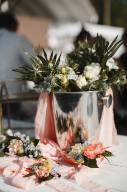 Masada çiçekler ile düğün dekorasyon 