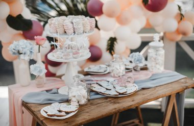 pastel renklerde pasta ile düğün masası 