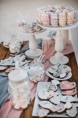 pastel renklerde pasta ile düğün masası 