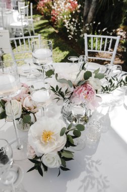 Masada çiçekler ile düğün dekorasyon 