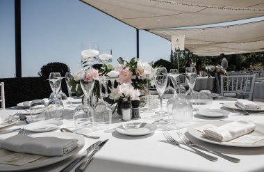 şampanya bardakları ile düğün tablosu ayarı 