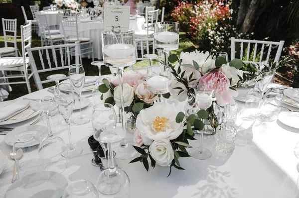 Γαμήλια Διακόσμηση Λουλούδια Στο Τραπέζι — Φωτογραφία Αρχείου