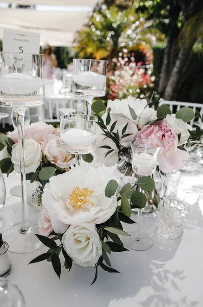 テーブルの上に花と結婚式の装飾 — ストック写真