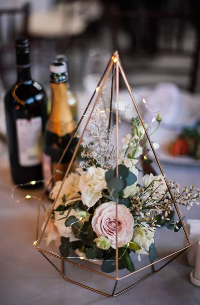 Γαμήλια Διακόσμηση Λουλούδια Στο Τραπέζι — Φωτογραφία Αρχείου