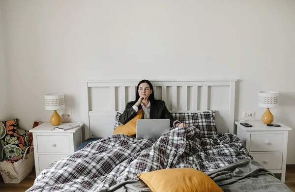 Businesswoman Pajamas Jacket Works Computer Her Checkered Bed Bedroom Interior — Stock Photo, Image