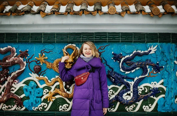 Положительная Блондинка Фиолетовой Куртке Красным Поясом Мешок Прогулки Санкт Петербургу — стоковое фото
