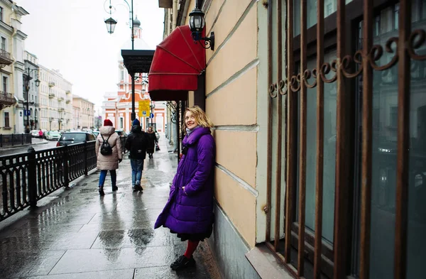 Positiv Blondin Lila Dunjacka Och Med Röd Bälte Väska Promenader — Stockfoto