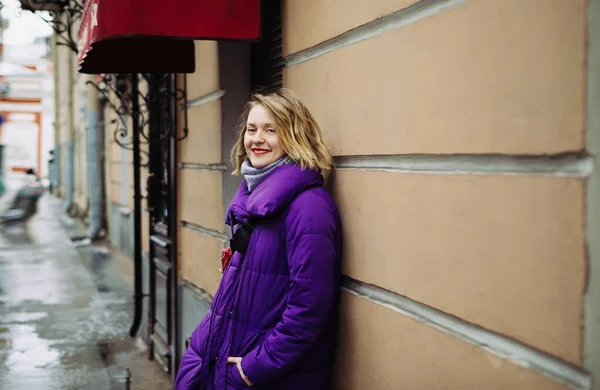 Положительная Блондинка Фиолетовой Куртке Красным Поясом Мешок Прогулки Санкт Петербургу — стоковое фото
