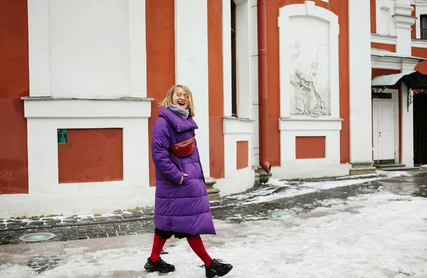 Positiv Blondin Lila Dunjacka Och Med Röd Bälte Väska Promenader — Stockfoto