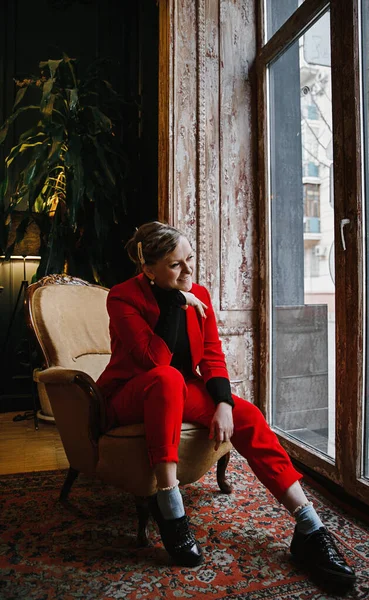 Lovely Blonde Girl Red Jacket Shoes Blue Jacket Posing Vintage — Stock Photo, Image