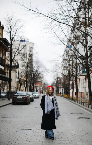 Chica Rubia Colorida Sombrero Rojo Abrigo Bufanda Paseo Por Ciudad — Foto de Stock