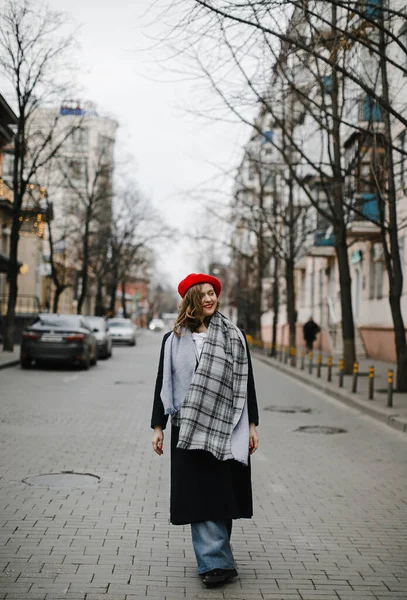 Красочная Блондинка Красной Шляпе Пальто Шарф Прогулке Городу Улыбаясь — стоковое фото