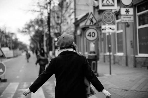 Colorful Blonde Girl Hat Coat Scarf Walk City — Stock Photo, Image