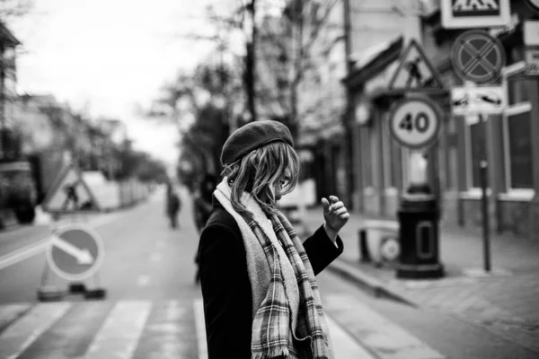 Fille Blonde Colorée Chapeau Manteau Écharpe Lors Une Promenade Dans — Photo