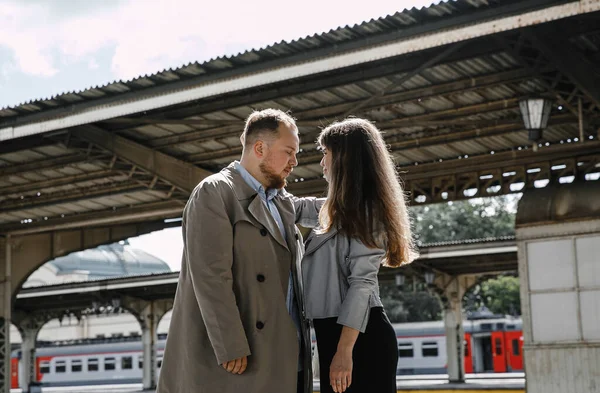在圣彼得堡的维捷布斯克火车站散步 快乐地拥抱在一起 这对恋人穿着一件灰色皮夹克 穿着老式外套的女孩 — 图库照片