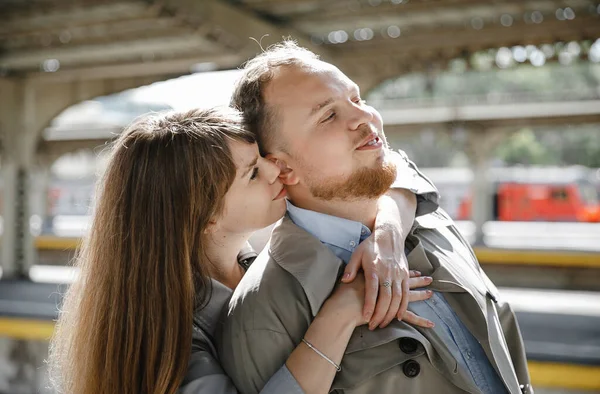 Pareja Enamorados Tipo Abrigo Vintage Chica Una Chaqueta Cuero Gris —  Fotos de Stock