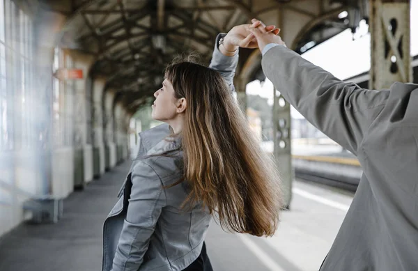 Pareja Enamorados Tipo Abrigo Vintage Chica Una Chaqueta Cuero Gris —  Fotos de Stock