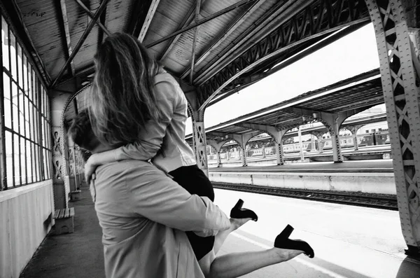 Couple Amoureux Gars Manteau Vintage Fille Dans Une Veste Cuir — Photo