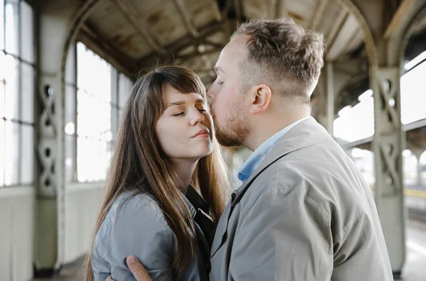 Pareja Enamorados Tipo Abrigo Vintage Chica Una Chaqueta Cuero Gris —  Fotos de Stock