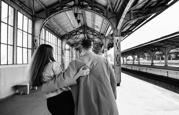 在圣彼得堡的维捷布斯克火车站散步 快乐地拥抱在一起 这对恋人穿着一件灰色皮夹克 穿着老式外套的女孩 — 图库照片