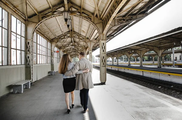 Pareja Enamorados Tipo Abrigo Vintage Chica Una Chaqueta Cuero Gris —  Fotos de Stock