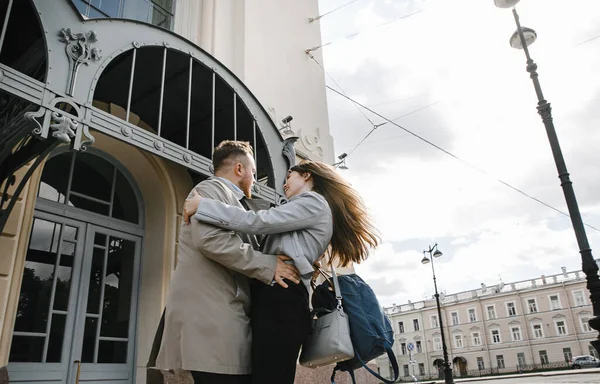 Влюбленная Пара Парень Винтажном Пальто Девушки Серой Кожаной Куртке Прогулка — стоковое фото