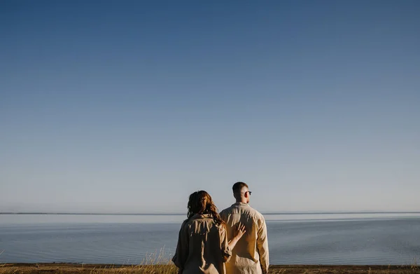 Couple Élégant Amour Chemises Brunes Sur Une Promenade Dans Les — Photo