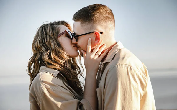 Casal Elegante Amor Camisas Marrons Passeio Nas Montanhas Perto Lago — Fotografia de Stock