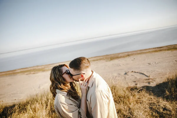 订婚后 情侣们穿着棕色的衬衫在湖边散步 快乐的男人和女孩拥抱在一起 这是情人节的真谛 — 图库照片