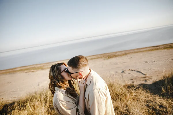 Pareja Con Estilo Amor Camisas Marrones Paseo Por Las Montañas — Foto de Stock