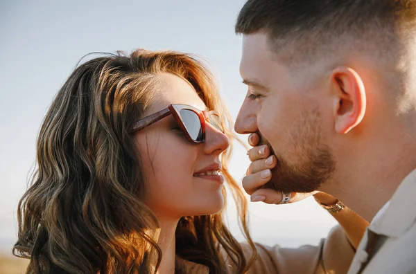 Casal Elegante Amor Camisas Marrons Passeio Nas Montanhas Perto Lago — Fotografia de Stock