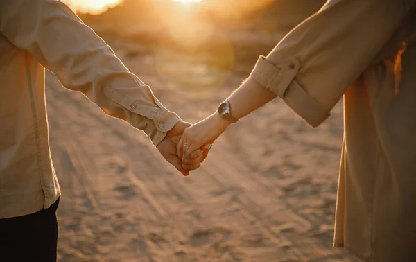 婚約後湖の近くの山の中を歩く茶色のシャツを着たスタイリッシュなカップル幸せな男と女抱擁日没後 — ストック写真