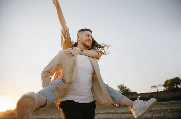 Pareja Con Estilo Amor Camisas Marrones Paseo Por Las Montañas —  Fotos de Stock