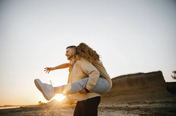 Couple Élégant Amour Dans Des Chemises Brunes Sur Une Promenade — Photo