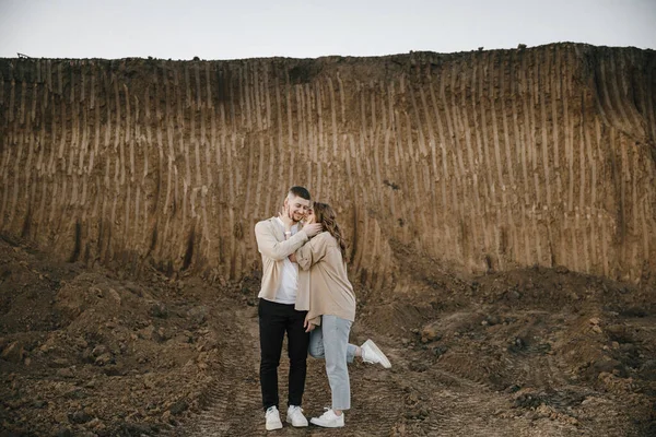 Casal Elegante Amor Camisas Marrons Passeio Nas Montanhas Perto Lago — Fotografia de Stock