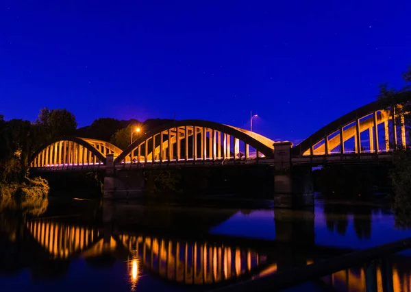 Oświetlane Bridge Nocą — Zdjęcie stockowe