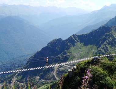 Genç kadını uçurum geçerken ip köprüde, Sochi, Rusya Federasyonu