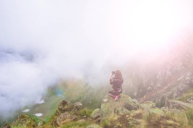 Genç kadını uçurum geçerken ip köprüde, Sochi, Rusya Federasyonu