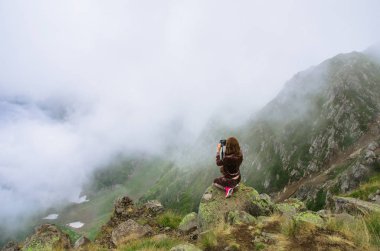 Genç kadını uçurum geçerken ip köprüde, Sochi, Rusya Federasyonu