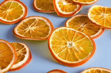Açık mavi renkli üzerinde kurutulmuş dilimleri portakal Narenciye meyve. Ev yapımı doğal aroma dekor. Tatil kavramı. Evlendirmek Noel. Yakın çekim.