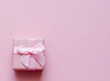 Pembe hediye kutusu yay üzerinde pastel pembe ile. Bayram backdr