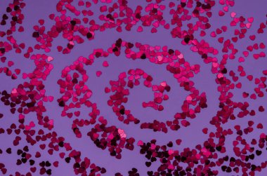 Son moda mor arka plan sarmal şeklinde holografik kırmızı Kalpler