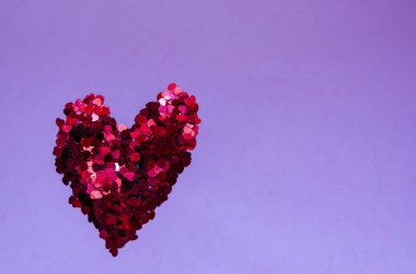 Son moda mor arka plan şekli h holografik kırmızı Kalpler