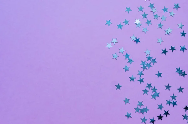 Estrellas holográficas sobre fondo púrpura de moda. Fondo festivo . — Foto de Stock