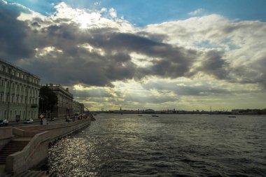 St. Petersburg 'daki Neva Nehri' nin seti.
