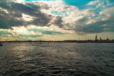 St. Petersburg 'daki Neva Nehri' nin seti.