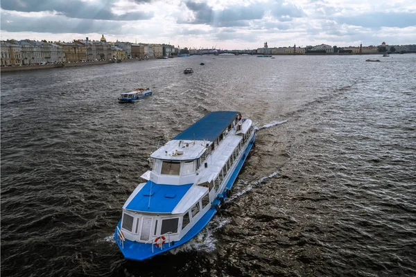 Човен насолоди на березі річки Нева S — стокове фото